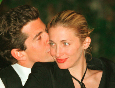 Ο Τζον Φ. Κένεντι Τζούνιορ και Καρολίν Μπεσέτ στο ετήσιο δείπνο των Ανταποκριτών του Λευκού Οίκου την 1η Μαΐου 1999, Ουάσινγκτον