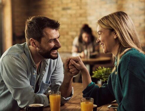 Ειδικός σε θέματα σχέσεων αποκαλύπτει τα τρία κρίσιμα σημάδια που δείχνουν ότι χάνετε τον χρόνο σας και πώς να αποφύγετε τα «παιχνίδια» στην αρχή