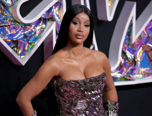 Η Cardi B αποκαλύπτει ότι δεν θα αφαιρέσει τελικά τα εμφυτεύματα στους γλουτούς - Η 33χρονη ράπερ δηλώνει πως νιώθει άνετα με το σώμα της και αγαπά τις ατέλειες