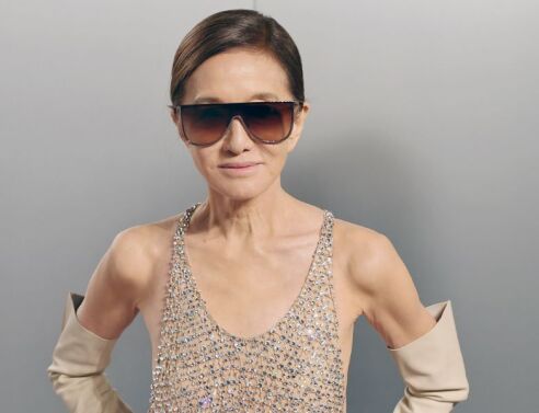 Βέρα Γουάνγκ: Η διάσημη σχεδιάστρια αποκαλύπτει τα δικά της αντισυμβατικά «όπλα» για να παραμένει πάντα νέα - Fast food και σκληρή εργασία ενάντια στον χρόνο