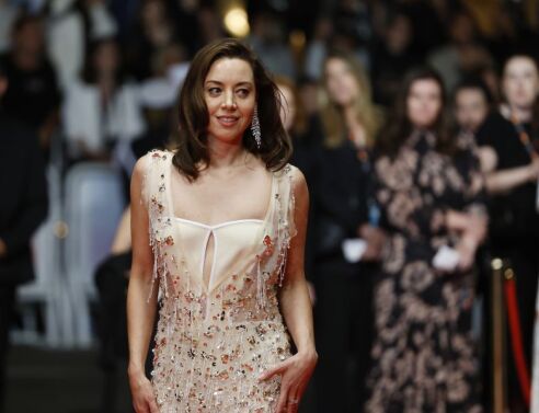 Η Όμπρεϊ Πλάζα περιμένει το πρώτο της παιδί με τον Κρις Άμποτ, έναν χρόνο μετά τον θάνατο του πρώην συζύγου της, Τζεφ Μπαένα