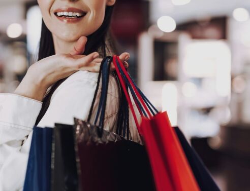 Οι ειδικοί εξηγούν γιατί αγοράζουμε πράγματα που δεν χρειαζόμαστε και δίνουν πρακτικές τεχνικές για να περιορίσουμε τις παρορμήσεις 