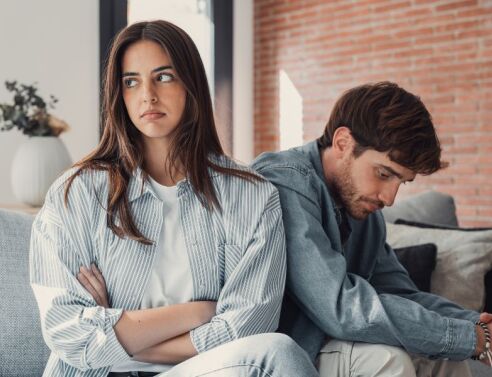 Η αισθηματική αδιαφορία συνδέεται με χαμηλή ικανοποίηση, έλλειψη οικειότητας και αυξημένη τάση για αναζήτηση νέων συντρόφων, σύμφωνα με νέα μελέτη.