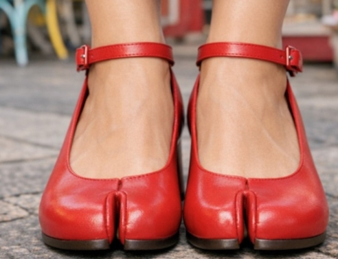 Πόση γοητεία μπορεί να κρύβουν αυτά τα, ομολογουμένως, άσχημα παπούτσια;