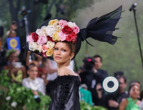 Αντιδράσεις για το Met Gala λόγω Τζεφ Μπέζος - Λόρεν Σάντσες: Μεγάλα ονόματα απέχουν - Αφίσες διαμαρτυρίας γύρω από το Μητροπολιτικό Μουσείο.