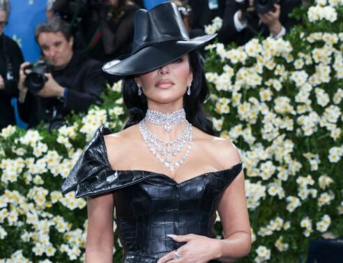 Το Met Gala επιστρέφει με αυστηρά πρωτόκολλα - Απαγόρευση κινητών, συγκεκριμένο μενού, εισιτήρια που αγγίζουν τις 100.000 δολάρια και άλλοι αυστηροί κανόνες