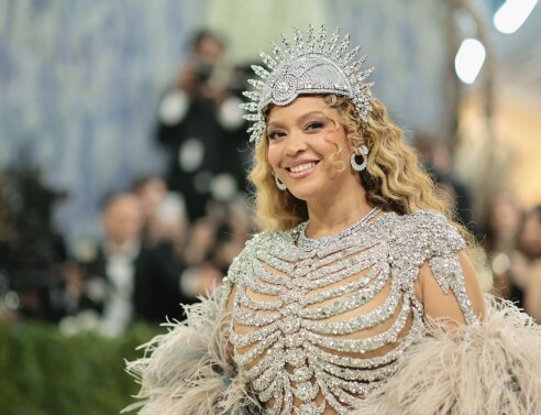 Η Μπιγιόνσε επέστρεψε στο Met Gala και τράβηξε τα βλέμματα με φόρεμα σε... σκελετικό μοτίβο - Τη συνόδευσαν Blue Ivy και Jay-Z