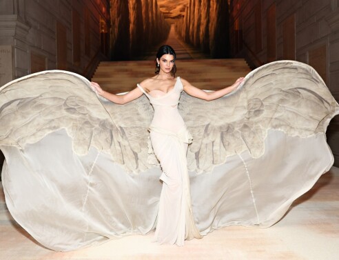 Η αγγελική εμφάνιση της Κένταλ Τζένερ στο Met Gala που μαγνήτισε τα βλέμματα - Η δημιουργία που φόρεσε το μοντέλο