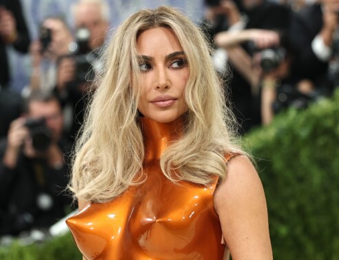 Με μεταλλικό πορτοκαλί bodysuit η Κιμ Καρντάσιαν στο Met Gala 