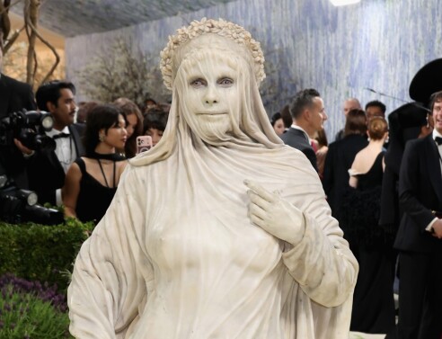 Ζωντανό άγαλμα η Χάιντι Κλουμ στο Met Gala - Η εμφάνιση που έγινε viral - Η εντυπωσιακή της αμφίεση