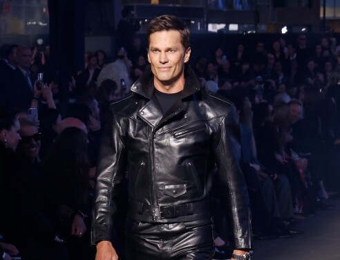 Χαμός με τον Τομ Μπρέιντι στο show της Gucci: Τα σχόλια για το viral περπάτημά του