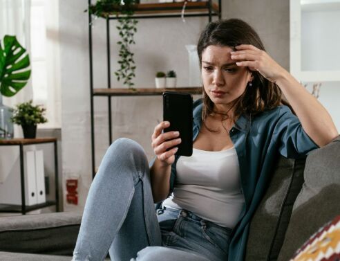Παραπληροφόρηση στα social media για την περιεμμηνόπαυση οδηγεί γυναίκες σε λανθασμένες θεραπείες και ανεπιθύμητες εγκυμοσύνες, προειδοποιούν ειδικοί.