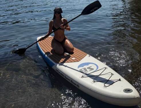 Η Κιμ Καρντάσιαν δοκιμάζει SUP σε λίμνη στο Αϊντάχο