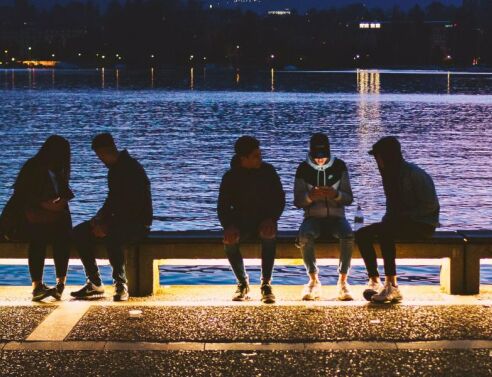 Gen Z: Μία γενιά που δεν εγκαταλείπει την πολιτική, αλλά τους παραδοσιακούς της θεσμούς