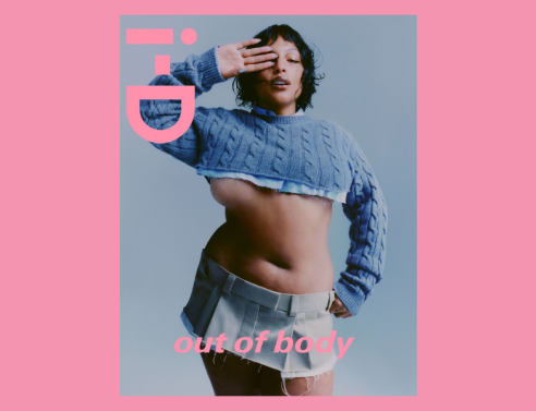 To supermodel Paloma Elsesser ποζάρει με τη μίνι φούστα της Miu Miu 