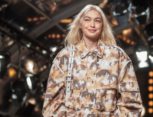 Η Gigi Hadid στο Paris Fashion Week για τη σεζόν Α/Κ 2023