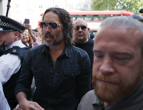 «Είμαι αθώος» - Ο Ράσελ Μπραντ για τον βιασμό και τις σεξουαλικές επιθέσεις κατά τεσσάρων γυναικών