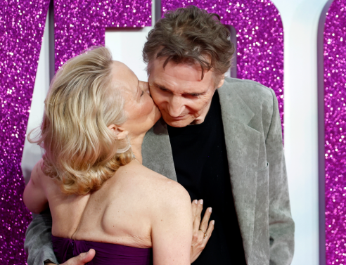 Πάμελα Άντερσον και Λίαμ Νίσον: Αγκαλιές και φιλιά στο κόκκινο χαλί του «The Naked Gun» © John Phillips/Getty Images