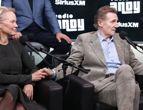 Πάμελα Άντερσον και Λίαμ Νίσον αποκαλύπτουν πώς γνωρίστηκαν - Η αντίδραση του ηθοποιού όταν την είδε από κοντά