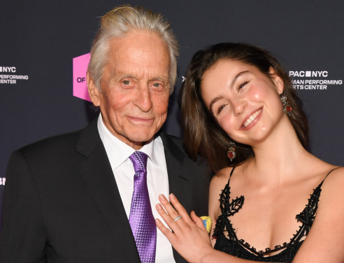 Κάθριν Ζέτα Τζόουνς: Η κόρη της εμφανίστηκε με vintage φόρεμα που είχε βάλει εκείνη πριν από 20 χρόνια - Η φωτογραφία που έγινε viral