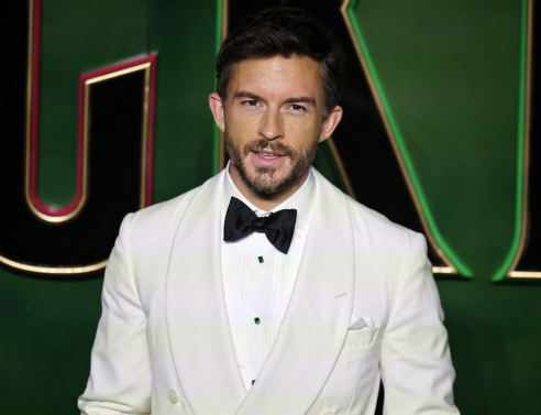 Πώς αντέδρασε ο Τζόναθαν Μπέιλι όταν έμαθε πως είναι ο πιο σέξι άνδρας για το 2025