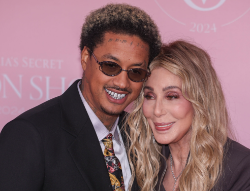 Η Σερ απαντά στα αρνητικά σχόλια για τη διαφορά ηλικίας με τον σύντροφό της - Τι είπε η τραγουδίστρια για τον Αλεξάντερ Έντουαρντς