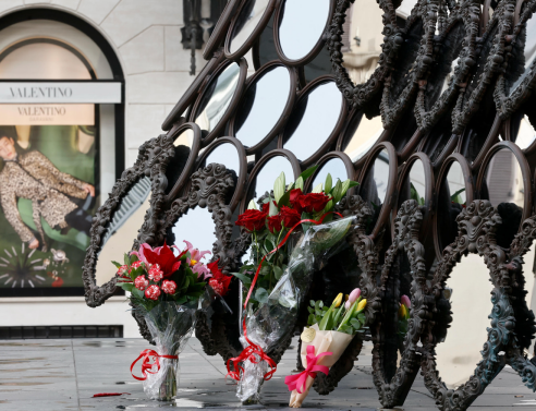 Σε λαϊκό προσκύνημα η σορός του Βαλεντίνο