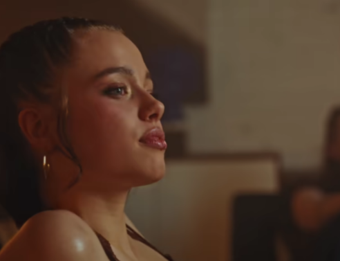 Εντυπωσιακή η ομοιότητα της Σιλό Τζολί με την Αντζελίνα - Έκανε ντεμπούτο σε K-pop βίντεο