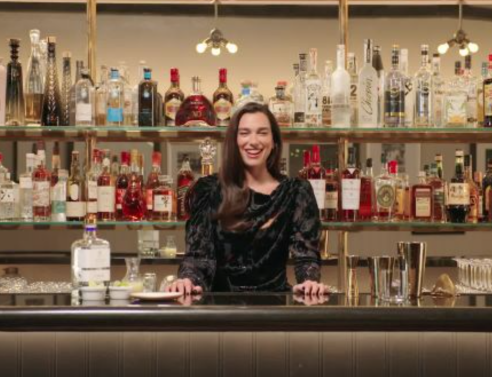 Η Ντούα Λίπα σε ρόλο bartender φτιάχνει κοκτέιλ εμπνευσμένα από αγαπημένα της τραγούδια - Ποια τραγούδια επέλεξε και με τι ποτά τα συνδύασε