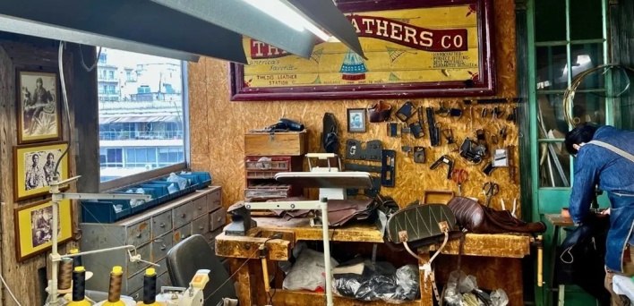 Thedi Leathers: Μια ιστορία αγάπης, απώλειας και δημιουργίας. Ο Θεόδωρος Παμπούκας μιλάει για τη διαδρομή του, την απώλεια της Δήμητρας και τη δύναμη του προσωπικού στιλ