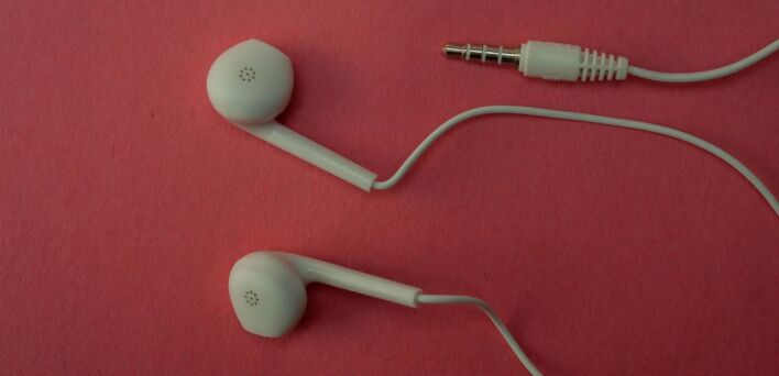 Γιατί τα ενσύρματα ακουστικά επιστρέφουν στη μόδα