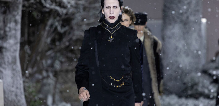 O Μέριλιν Μάνσον στην πασαρέλα στο Παρίσι ενώ επανέρχεται υπόθεση σεξουαλικής επίθεσης εναντίον του