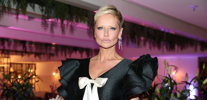 Αντριάνα Σκλεναρίκοβα: Αγνώριστη σε νέα εμφάνιση με κοντά μαλλιά και άσπρα φρύδια στο Παρίσι