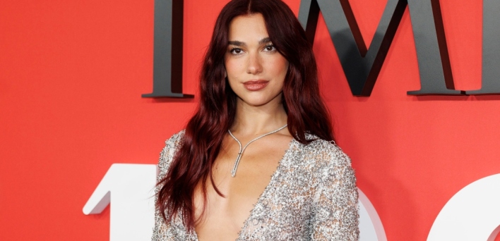 Αλβανία: Η Dua Lipa στηρίζει όσους διαδηλώνουν για το τουριστικό συγκρότημα της οικογένειας Τραμπ	