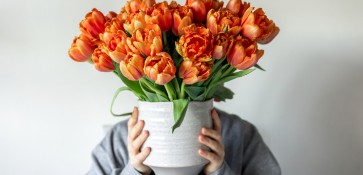 Λουλούδια στο βάζο: τα tips που θα τα κρατήσουν ζωντανά για περισσότερες μέρες