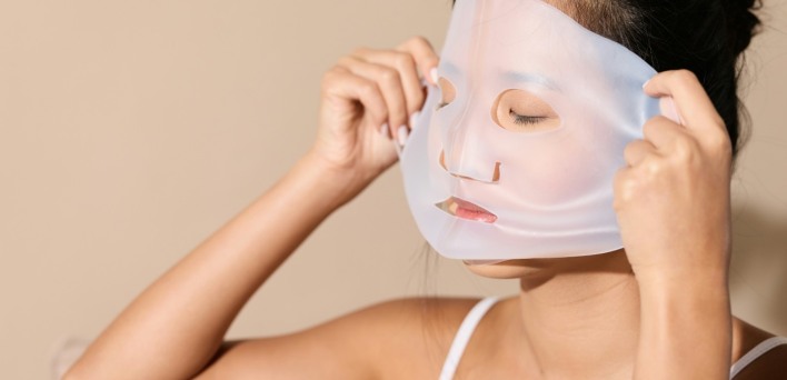 κοπέλα που βάζει μάσκα