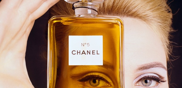 κοπέλα με άρωμα chanel no5