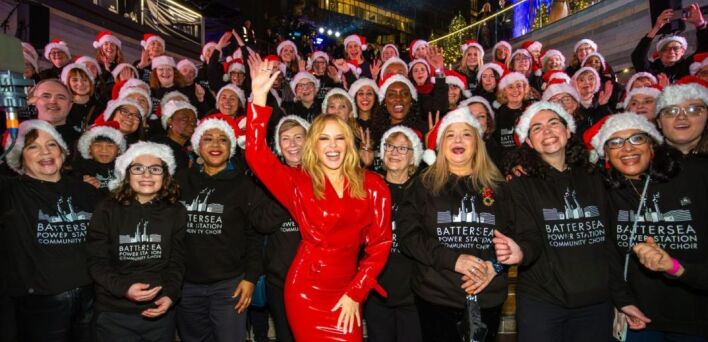 Η Κάιλι Μινόγκ έκανε έκπληξη στο Battersea Power Station του Λονδίνου - Άναψε τα χριστουγεννιάτικα φώτα και παρουσίασε νέο της single από το «Kylie Christmas»