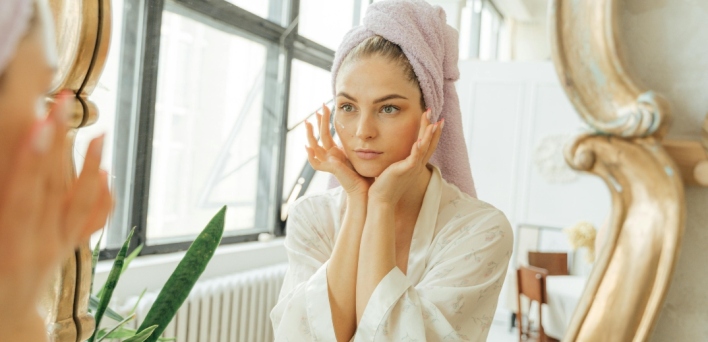 Γυναίκα βάζει σέρουμ