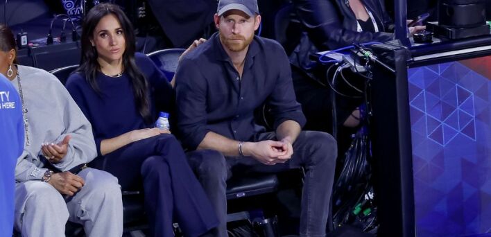 Ο πρίγκιπας Χάρι και η Μέγκαν Μαρκλ έκλεψαν την παράσταση στο NBA All-Star Game, σε μια εμφάνιση γεμάτη λάμψη δίπλα σε πλήθος διασήμων στο Λος Άντζελες.