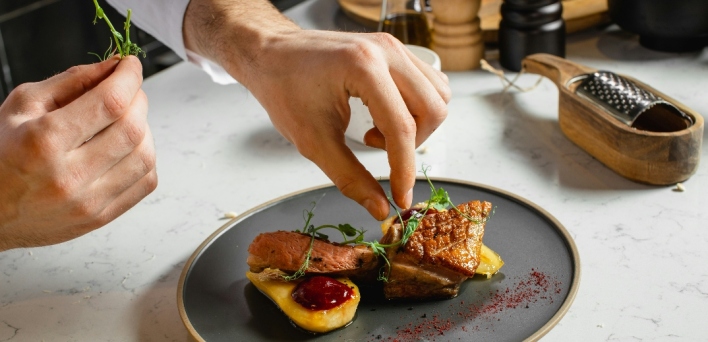 Οι μη βιώσιμες πρακτικές προς το προσωπικό στις κουζίνες εστιατορίων υψηλής γαστρονομίας 