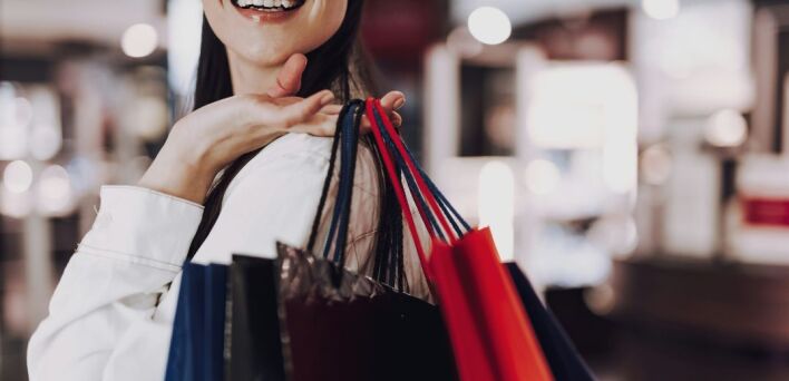 Οι ειδικοί εξηγούν γιατί αγοράζουμε πράγματα που δεν χρειαζόμαστε και δίνουν πρακτικές τεχνικές για να περιορίσουμε τις παρορμήσεις 