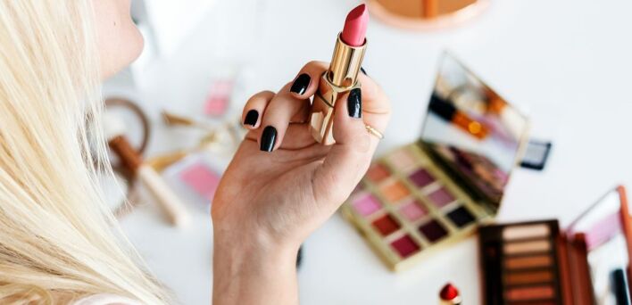 Μην μοιράζεστε ποτέ με τις φίλες σας αυτά τα beauty προϊόντα - Οι ειδικοί προειδοποιούν