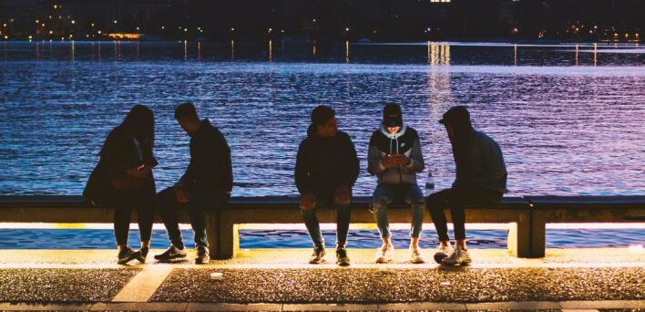 Gen Z: Μία γενιά που δεν εγκαταλείπει την πολιτική, αλλά τους παραδοσιακούς της θεσμούς