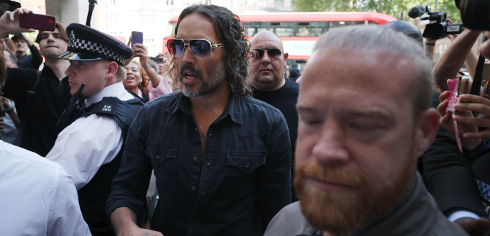 «Είμαι αθώος» - Ο Ράσελ Μπραντ για τον βιασμό και τις σεξουαλικές επιθέσεις κατά τεσσάρων γυναικών