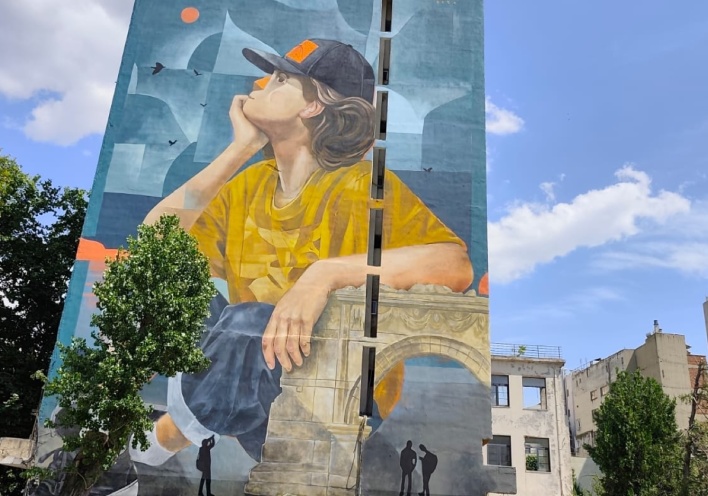 Ο Θέμης Κωνσταντινόπουλος (aka Dem) ζωγράφισε το mural με το κορίτσι της Χρυσής Πύλης Βαρδάρη