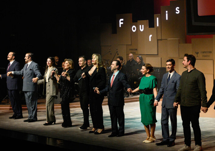 Από αριστερά: Ο Θανάσης Αλευράς, ο Αλέξανδρος Σιάτρας, ο Ουσίκ Χανικιάν, η Αιμιλία Γιαννούκαρη, η Γιώτα Νέγκα, ο Δημήτρης Μπάσης, η Νίνα Μαζάνη, ο Ερρίκος Μηλιάρης, η Μαργαρίτα Στραβουδάκη, ο Ιάσονας Βροχίδης, ο Γιώργος Κουτλής, η Αλεξία Θεοδωράκη