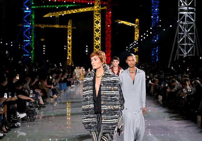 Η πρώτη μεγάλη Chanel του Ματιέ Μπλαζί γεμίζει το Παρίσι με λάμψη και tweed