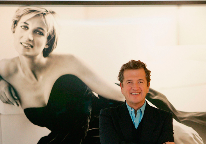 Ο φωτογράφος Mario Testino στην έκεθση «Diana, Princess Of Wales By Mario Testino»