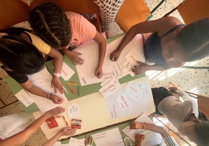 Μαθήτριες Ρομά και μη στο 3ο Δημοτικό σχολείο Γαστούνης γράφουν τα όνειρά τους σε χαρτιά